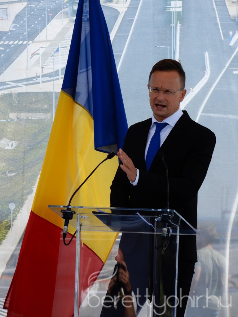 Átadták az M4-es autópálya Ártándig tartó szakaszát19